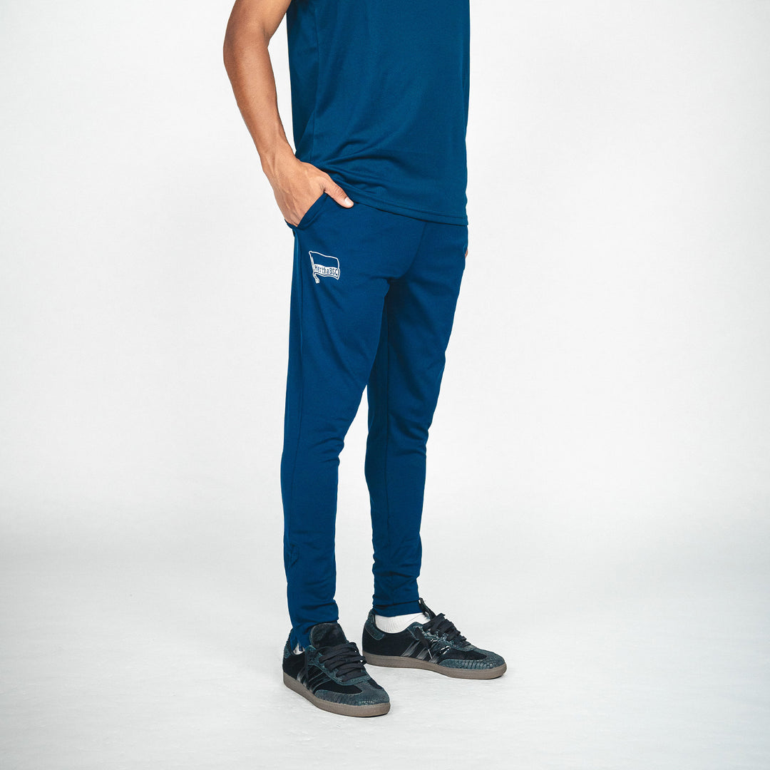 Trainingshose Castore mit Taschen navy getragen von Adewumi