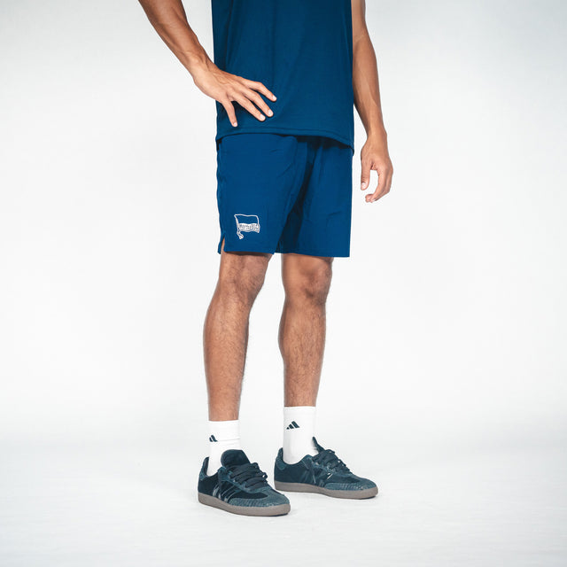 Hertha Trainingsshorts Castore mit Taschen navy Schrägansicht