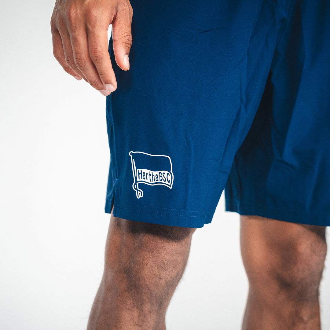 Hertha Trainingsshorts Castore mit Taschen navy Detail Hertha Fahne