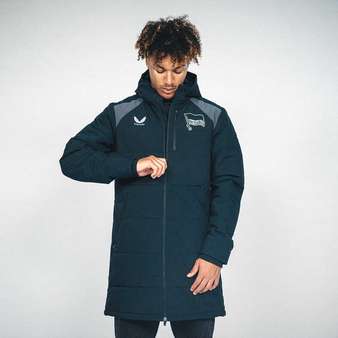 Hertha Winterjacke Profi 26/27 an Oluwaseun Adewumi
