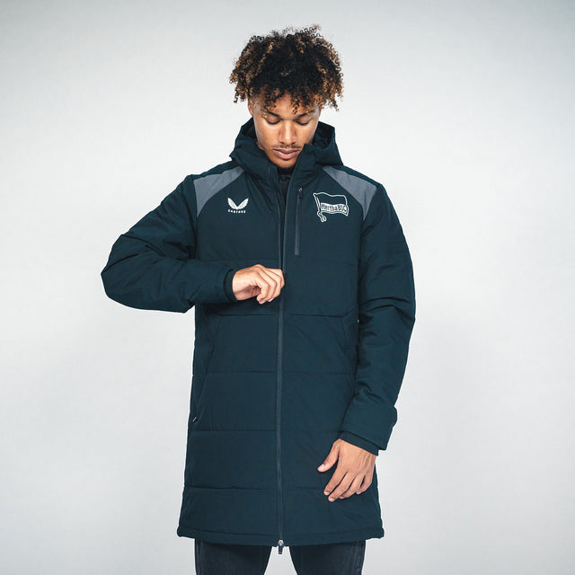 Hertha Winterjacke Profi 26/27 an Oluwaseun Adewumi