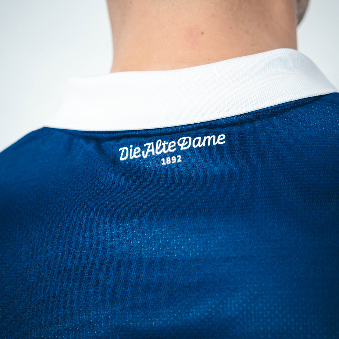 Hertha H-Trikot 25/26 "Die Alte Dame" Logo Detailansicht