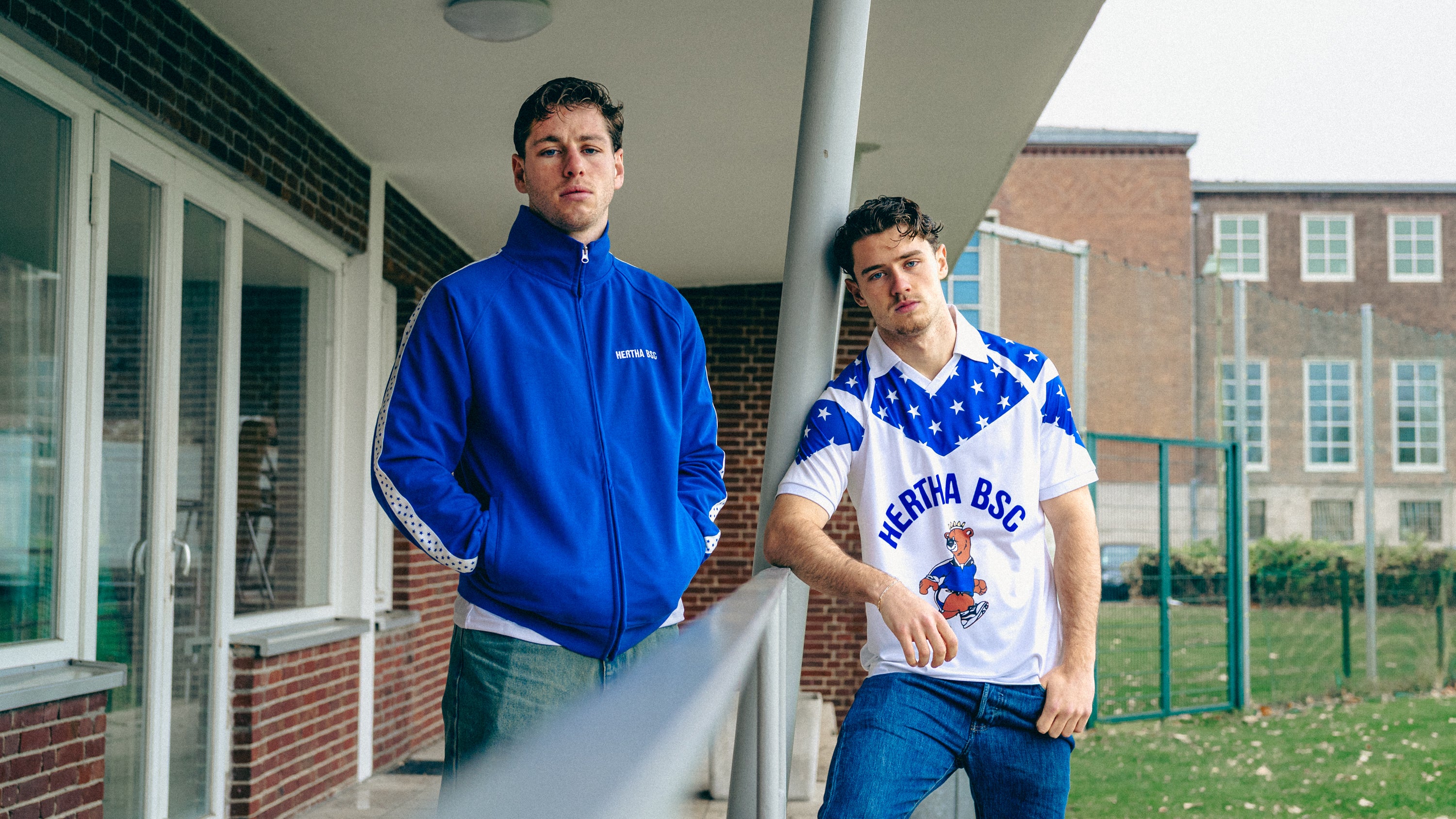 Hertha Autogramm Sternetrikot #44 Gechter Shooting