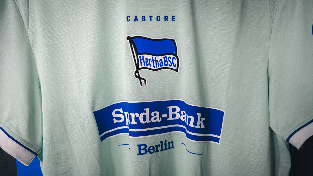 Hertha Matchworn Ausweichtrikot Brekalo 7 #OSNBSC Vorderansicht Detail Fahne