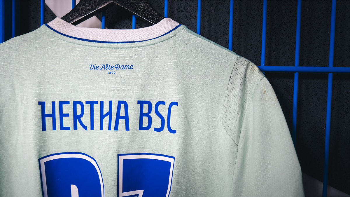 Hertha Matchworn Ausweichtrikot Kolbe 27 #OSNBSC Rückansicht Detail Schulter