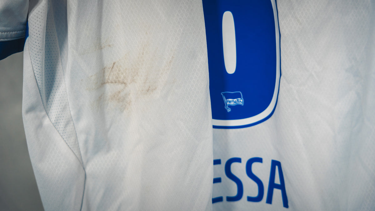 Hertha Matchworn Heimtrikot Sessa 8 #SGDBSC Detail Rückansicht unten