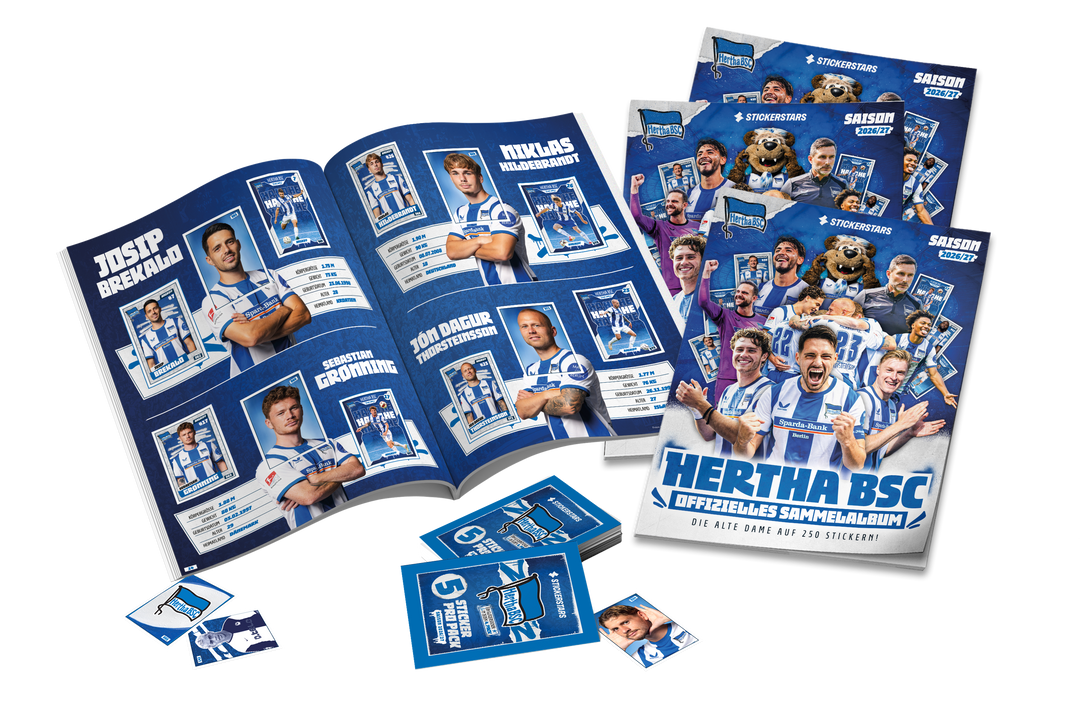 Hertha Stickersammelalbum geöffnet und darunter Packs mit Stickerbeispielen