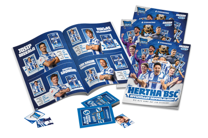 Hertha Stickersammelalbum geöffnet und darunter Packs mit Stickerbeispielen