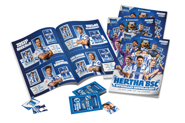 Hertha Stickersammelalbum geöffnet und darunter Packs mit Stickerbeispielen