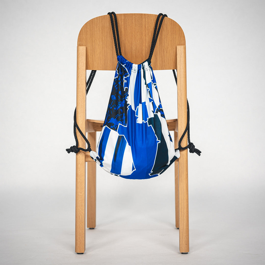 Hertha Turnbeutel Upcycling Hertha BSC x MOOT an Stuhl