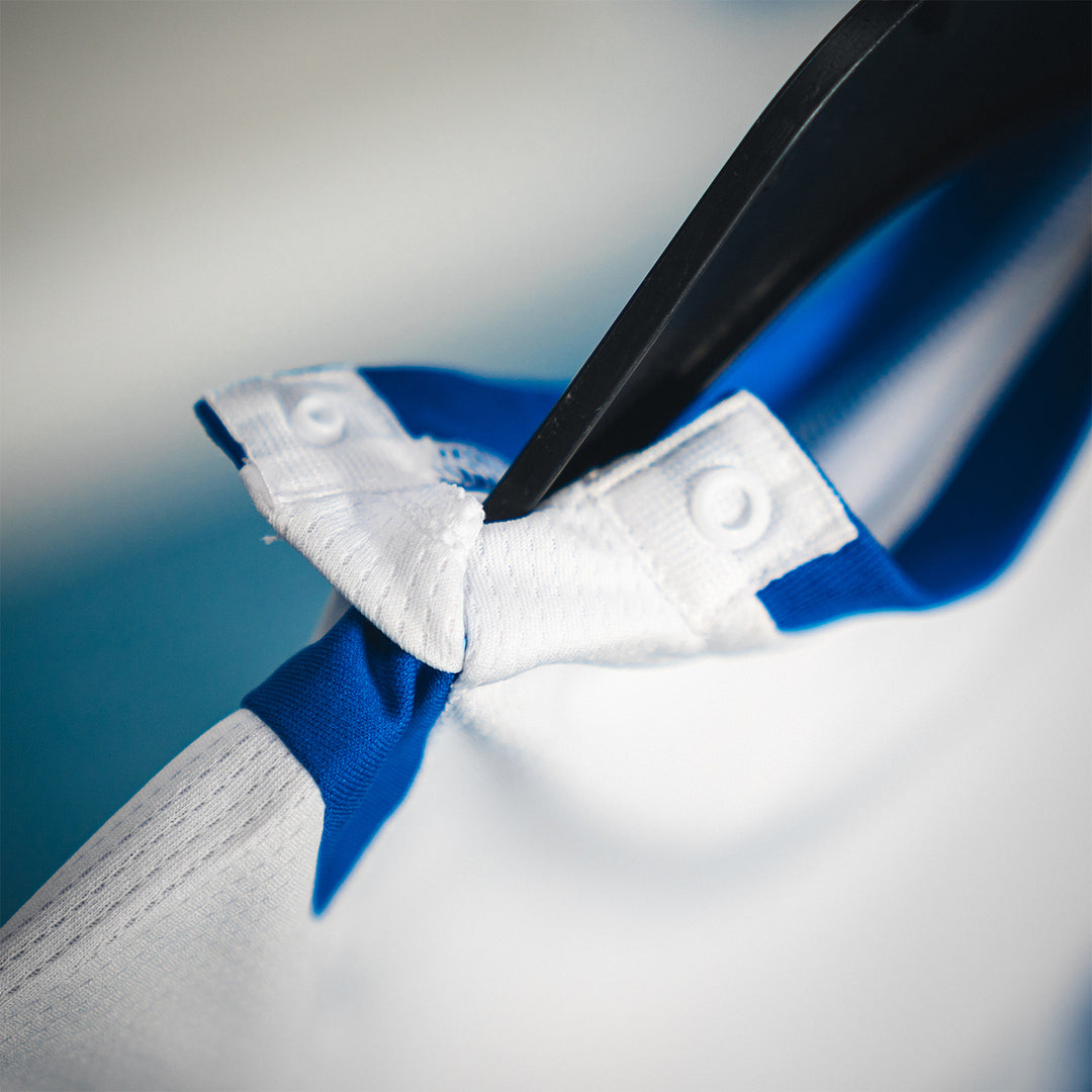 Hertha Heimtrikot Set 26/27 Baby Detail Knopf offen