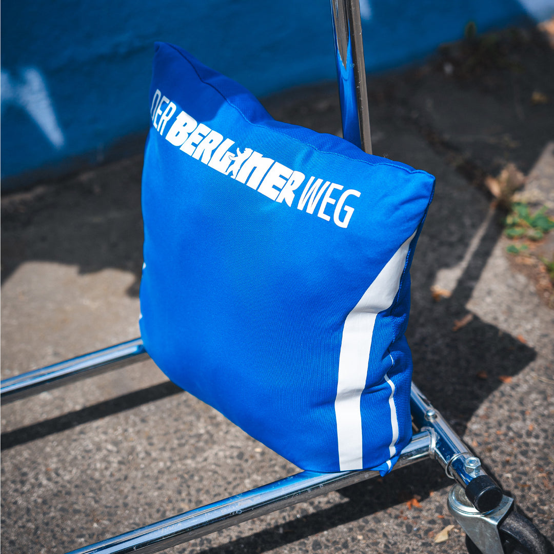 Hertha Kissen Upcycling Hertha BSC x MOOT auf Kleiderstange
