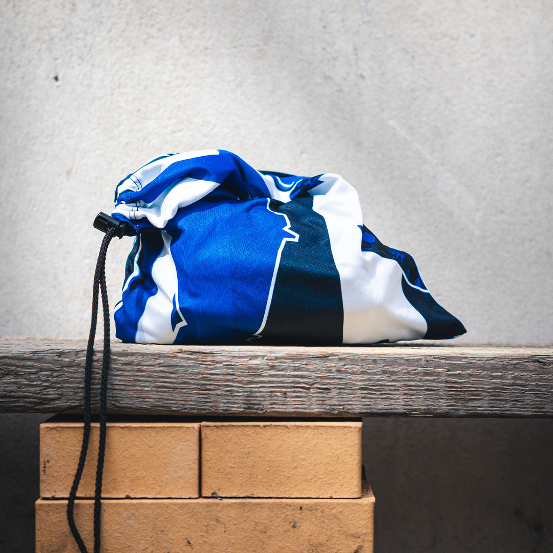 Hertha Beutel Upcycling Hertha BSC x MOOT auf einer Holzplatte