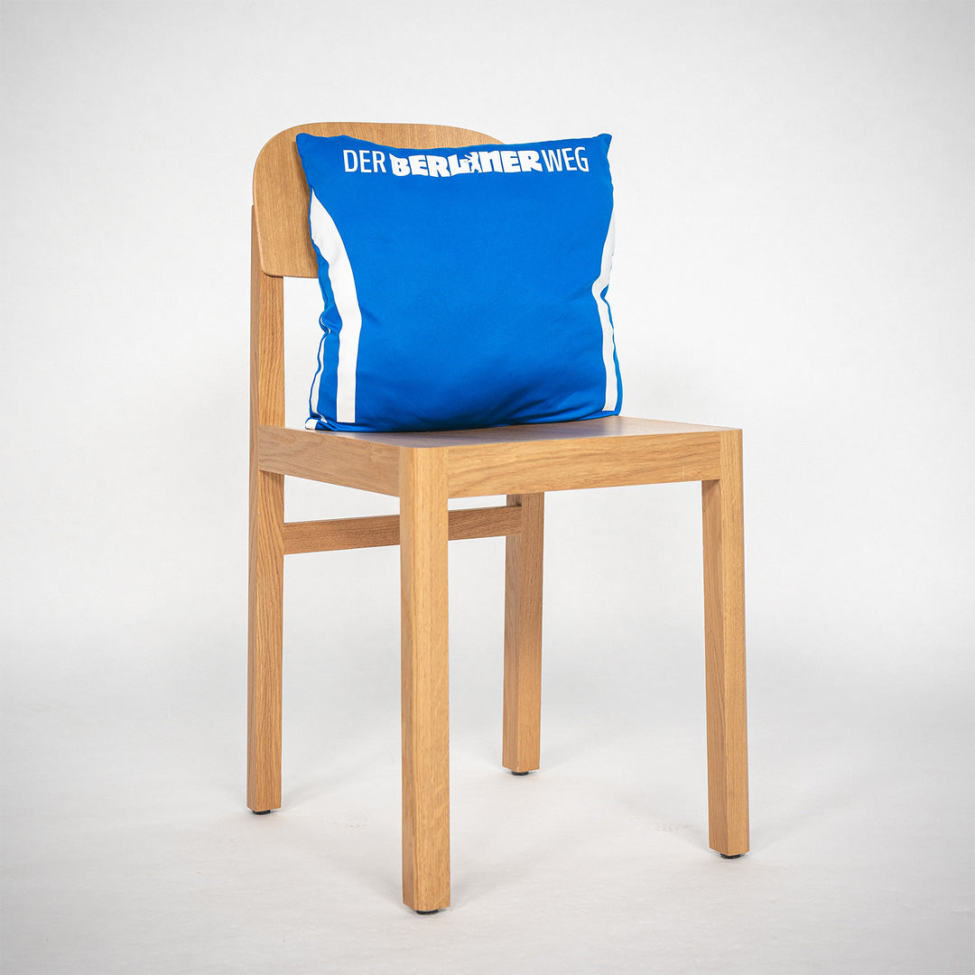Hertha Kissen Upcycling Hertha BSC x MOOT an Stuhl