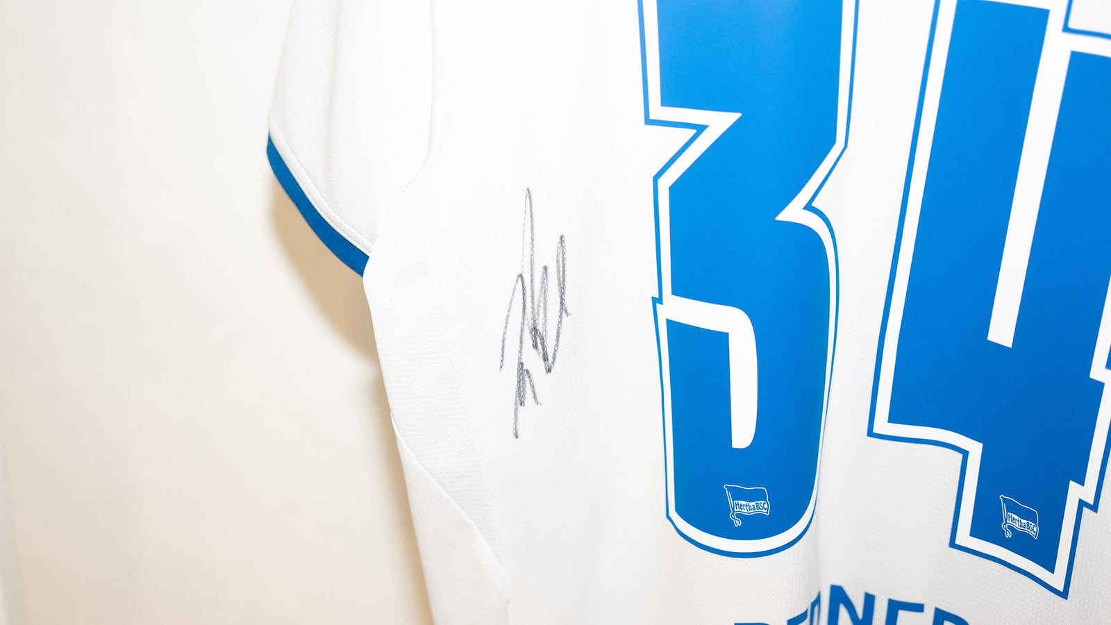 Hertha getragenes langarm Heimtrikot Janne Berner #34 Rückenansicht Detail