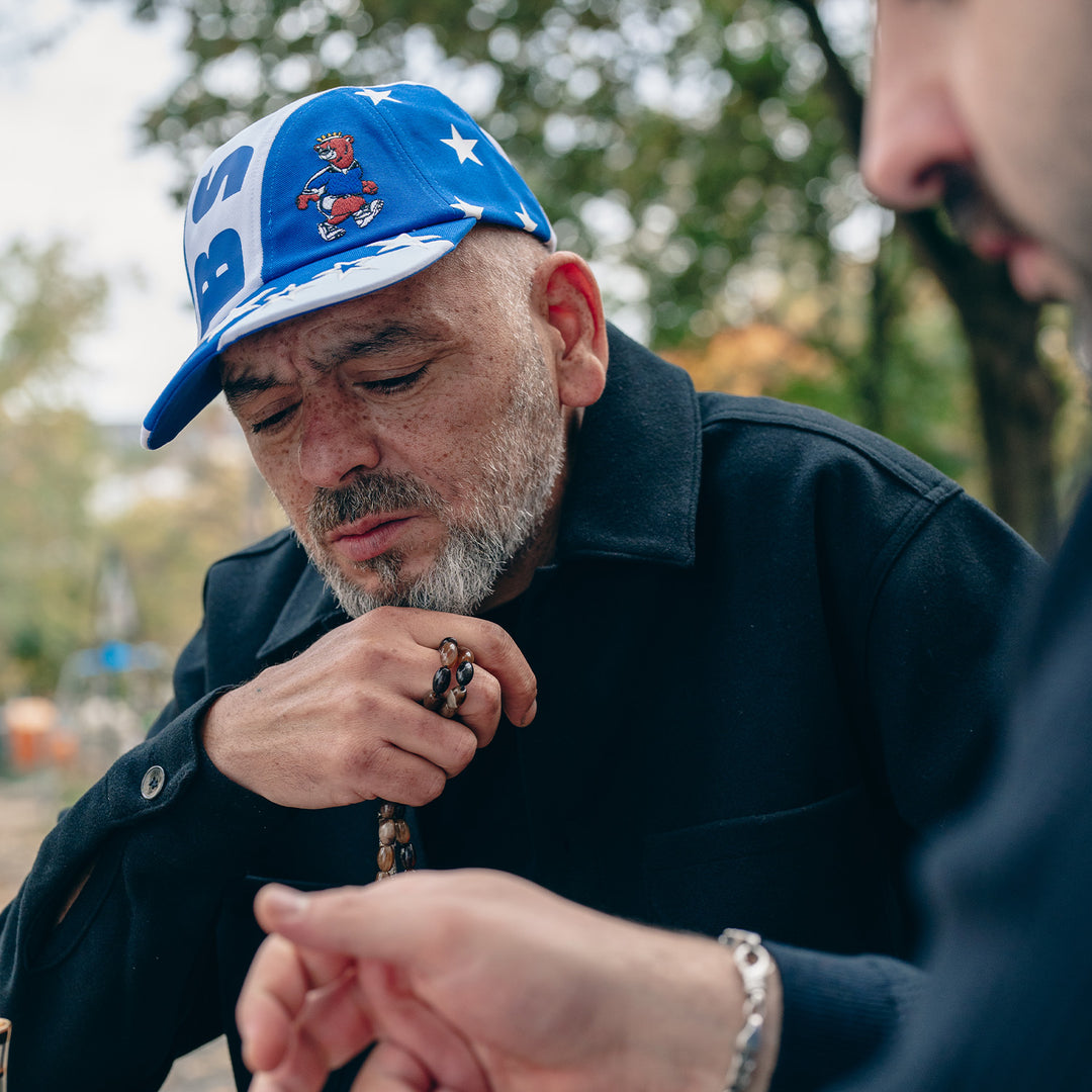 Hertha Cap Sterne in Szene von vorne