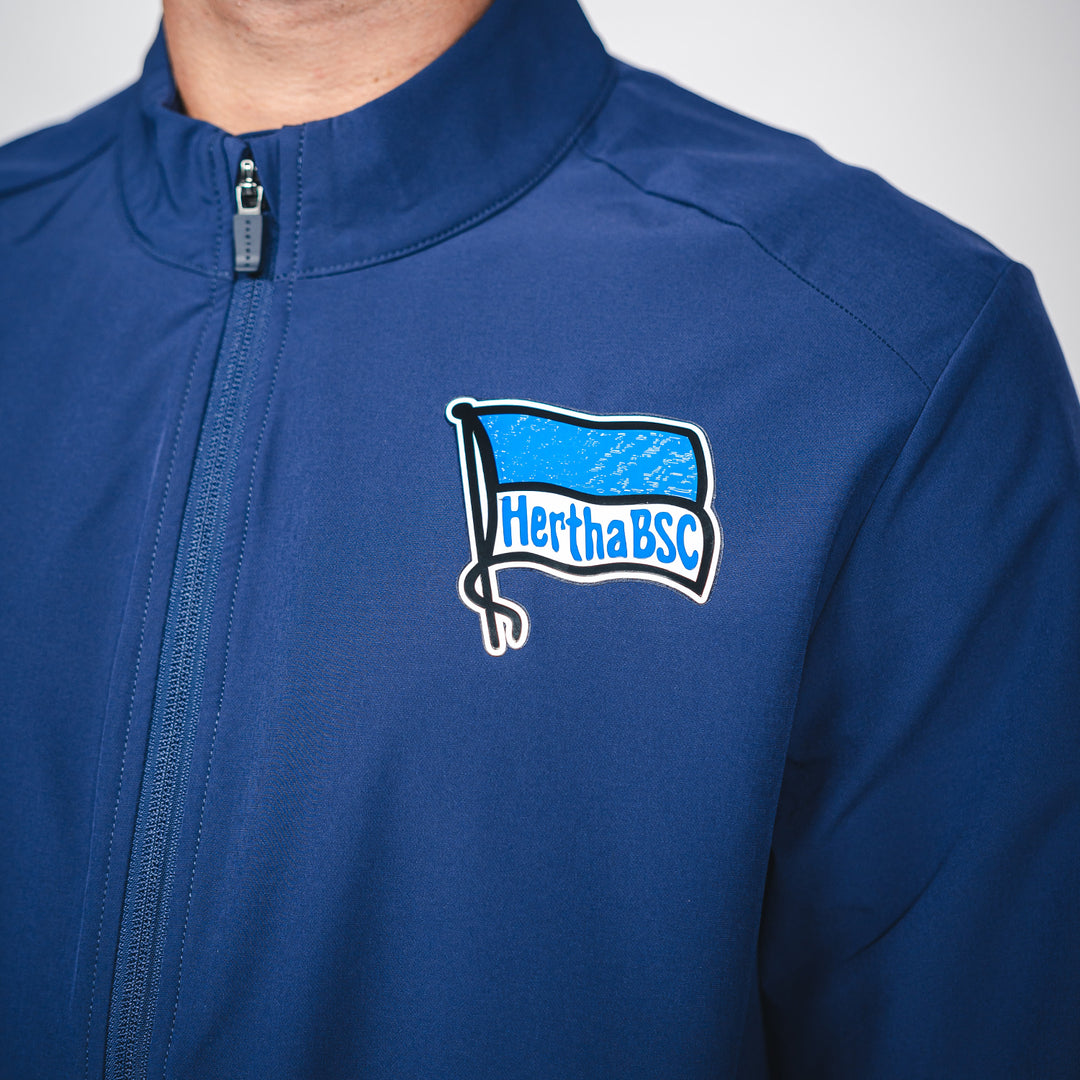 Hertha Prematchjacke 26/27 Detail Fahne