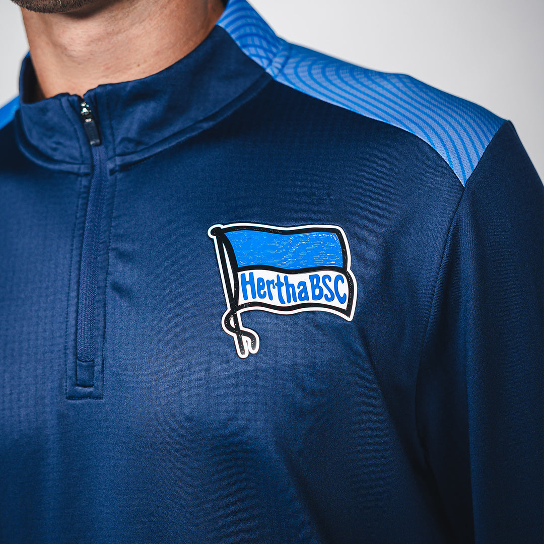 Hertha Prematch Quarterzip Top 26/27 Detail Fahne