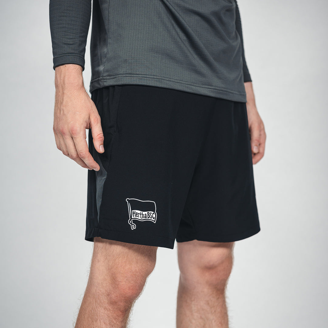 Hertha Trainingsshorts Profi 26/27 mit Taschen Seitenansicht Fahne