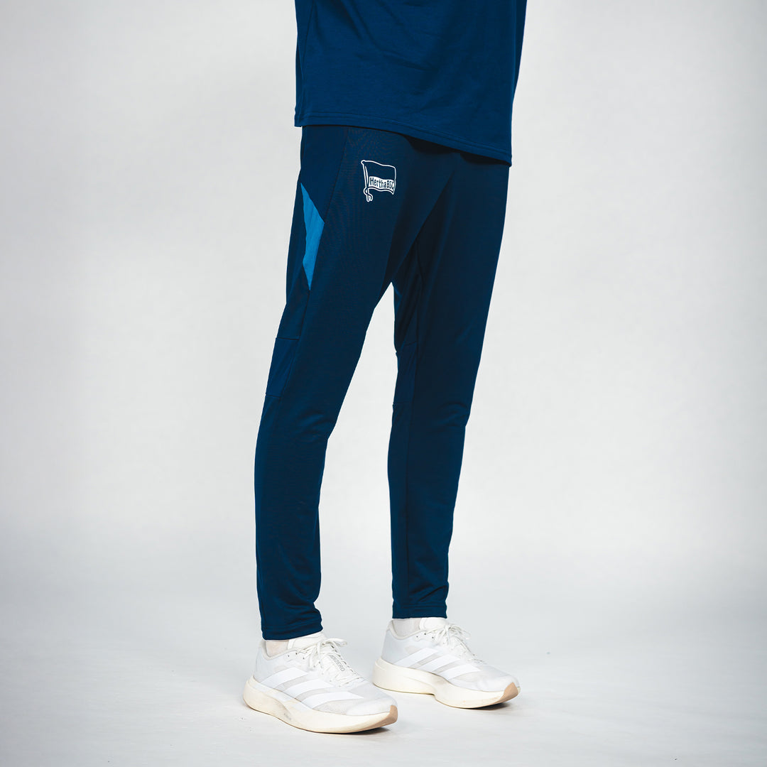 Hertha Trainingshose Profi 26/27 Seitenansicht Fahne