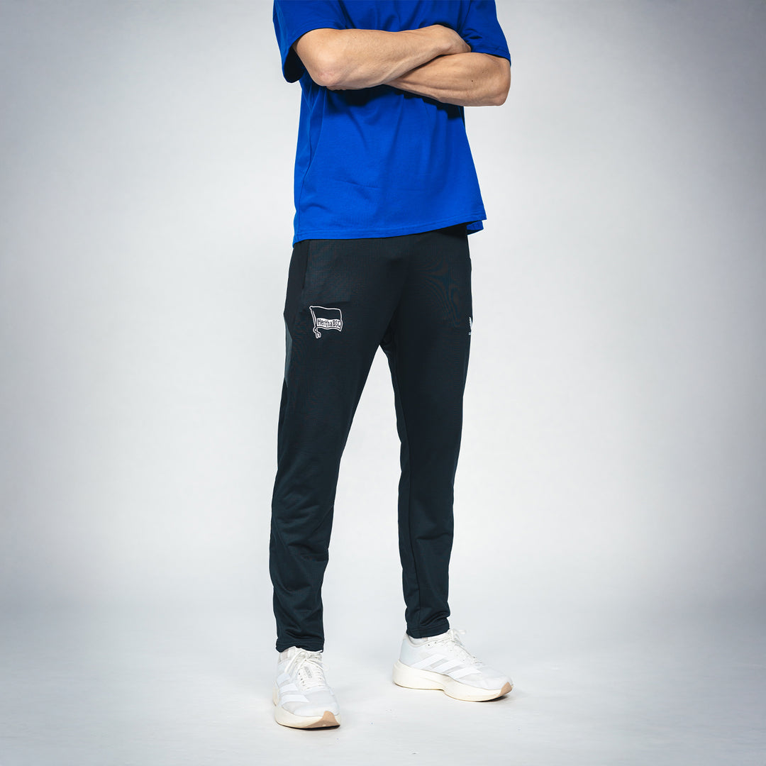 Hertha Trainingshose Profi 26/27 mit Taschen Seitenansicht Fahne