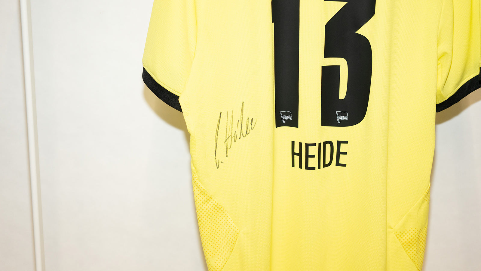 Hertha getragenes langarm Heimtrikot Konstantin Heide #13 Rückenansicht Detail