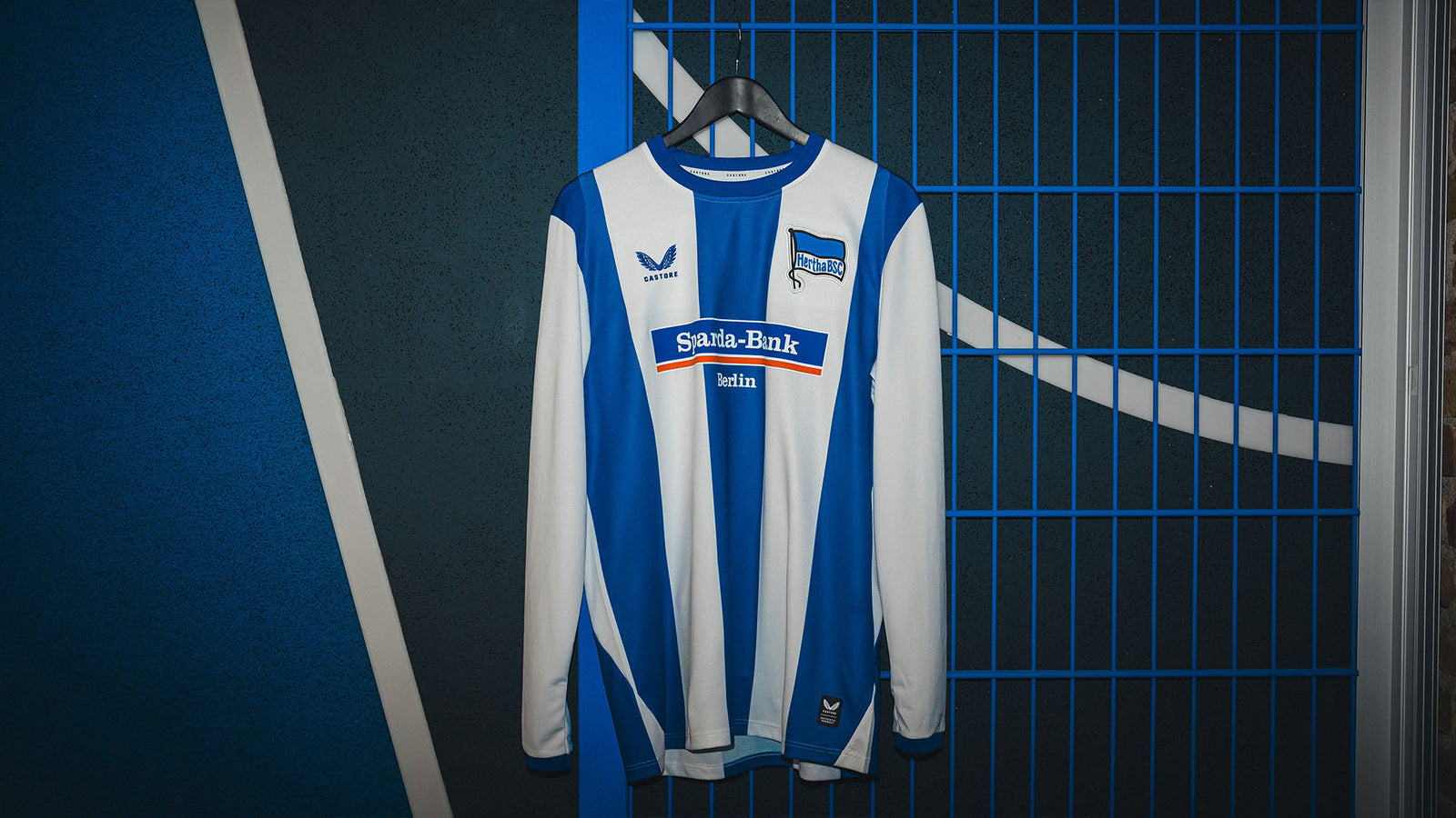 Hertha getragenes langarm Heimtrikot Leon Jensen #5 Frontansicht
