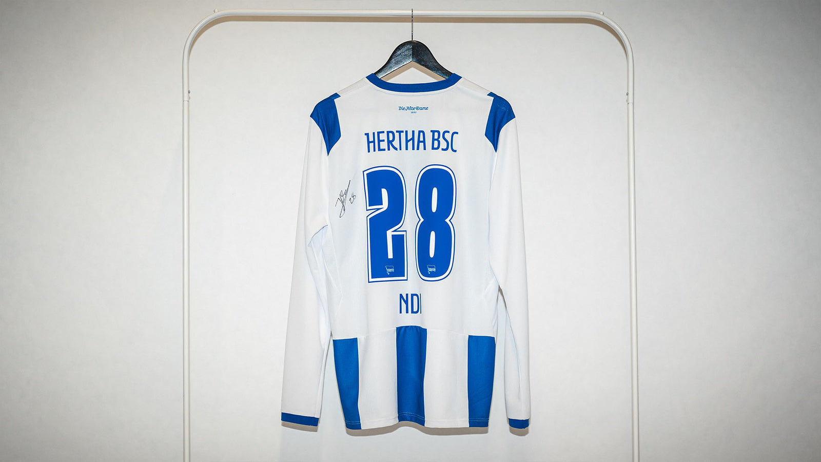 Hertha getragenes langarm Heimtrikot Jelanie Ndi #28 Rückenansicht