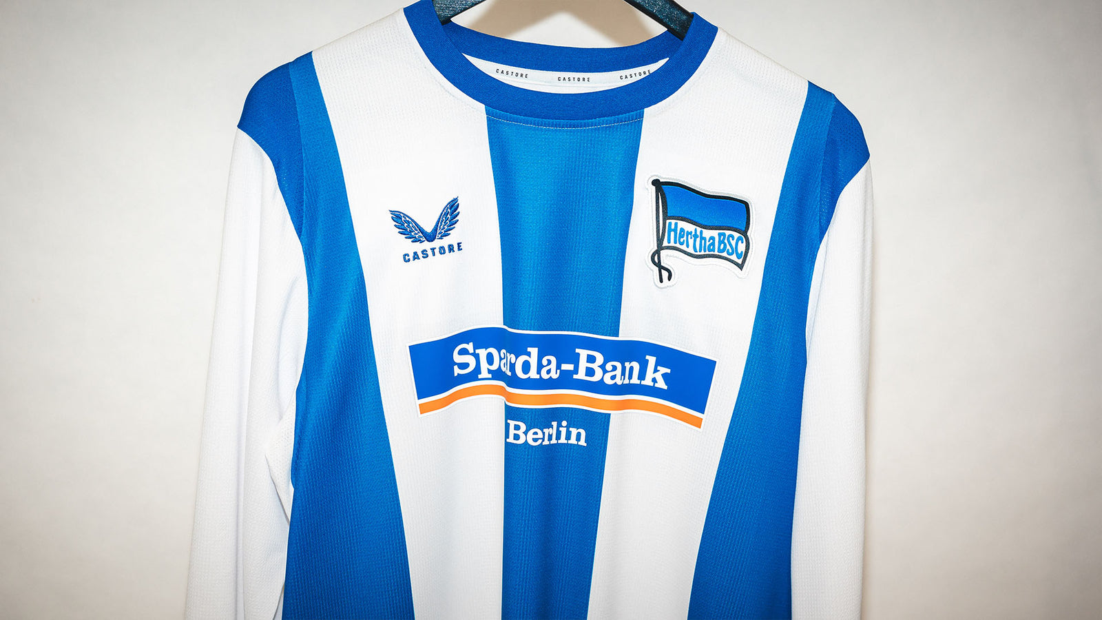 Hertha getragenes langarm Heimtrikot Jelanie Ndi #28 Frontansicht Detail
