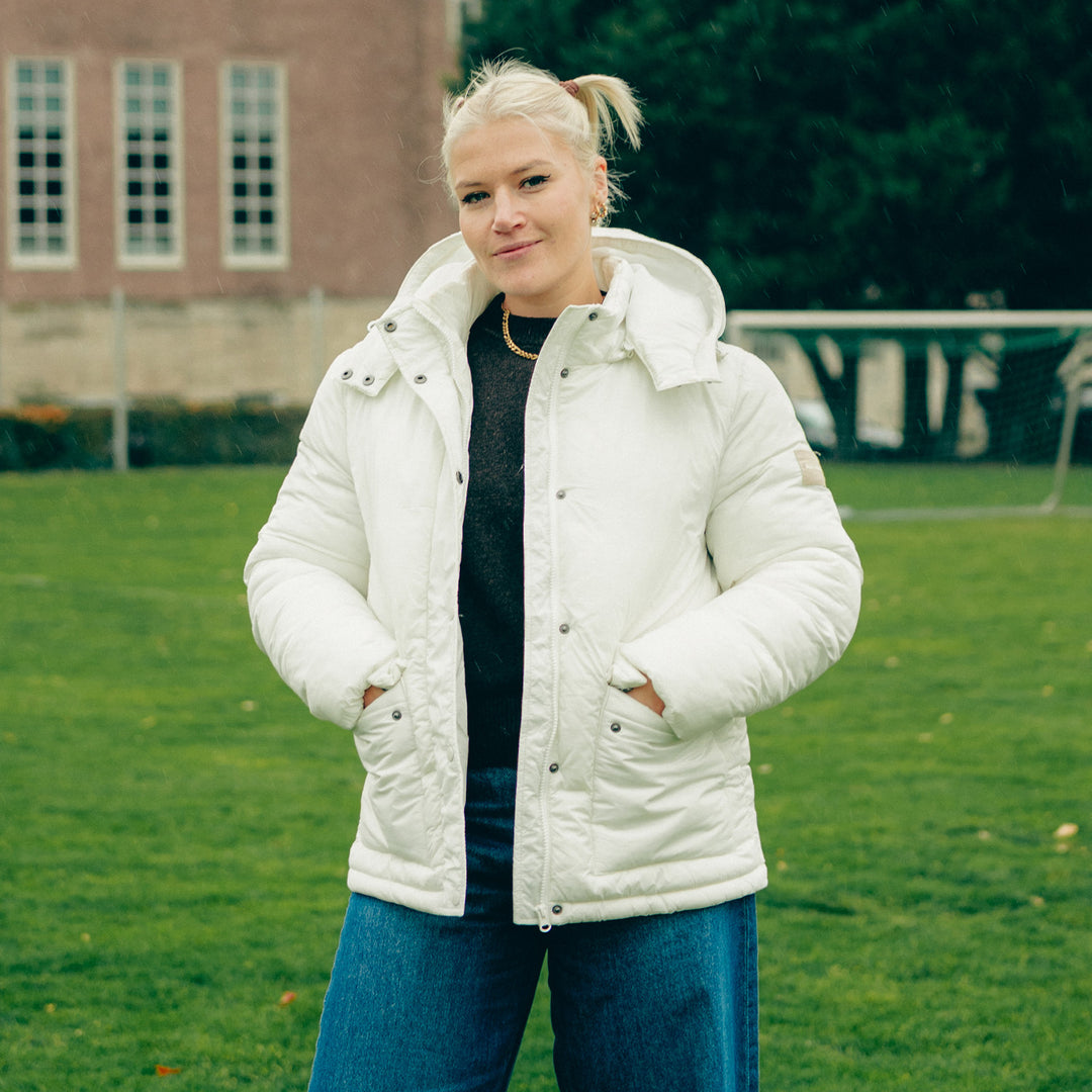 Jule in der Hertha Jacke Damen Creme