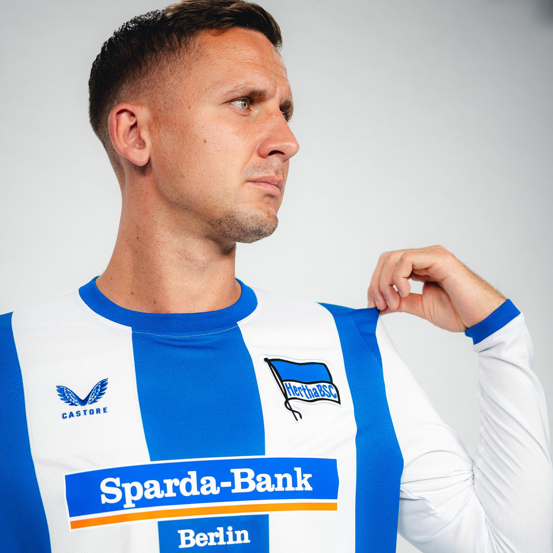 Hertha Heimtrikot 26/27 langarm mit Paul Seguin Detail