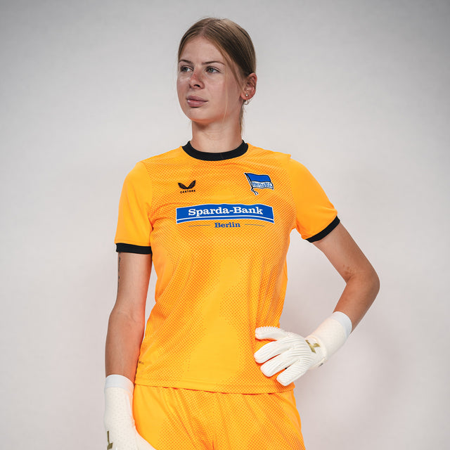 Hertha Torwarttrikot 26/27 orange Damenschnitt mit Model