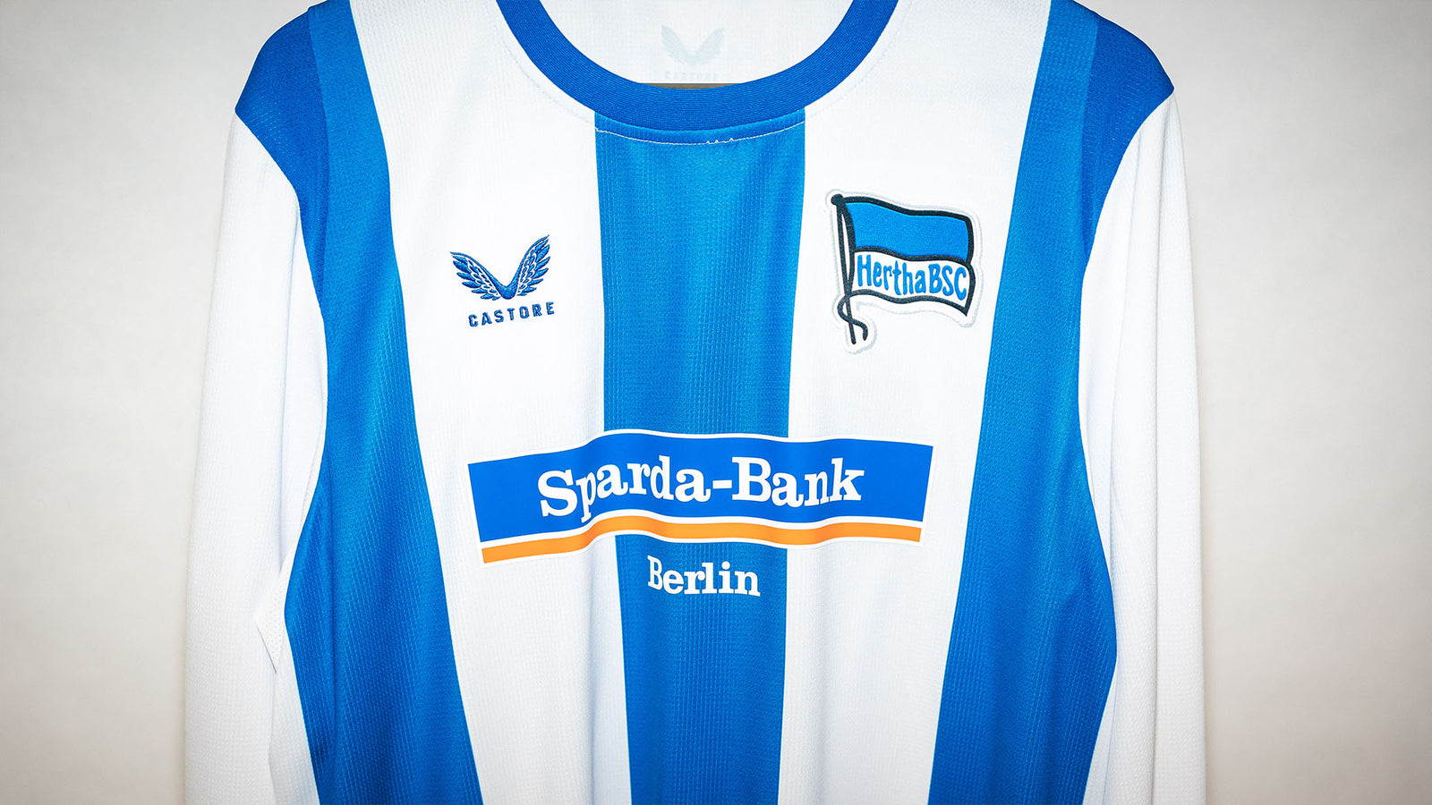 Hertha getragenes langarm Heimtrikot Selim Telib #47 Frontansicht Detail