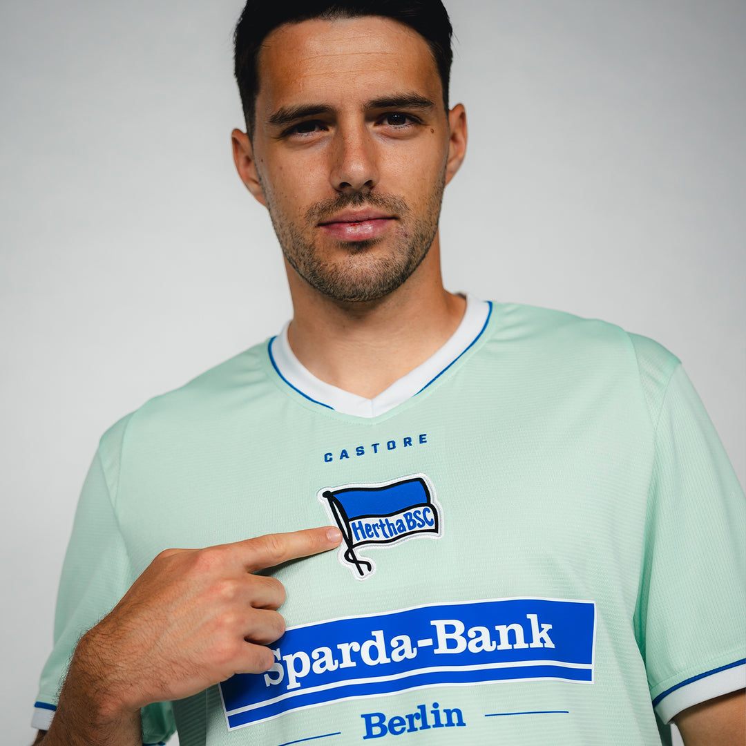 Hertha Ausweichtrikot 26/27 Josip Brekalo zeigt auf Fahne