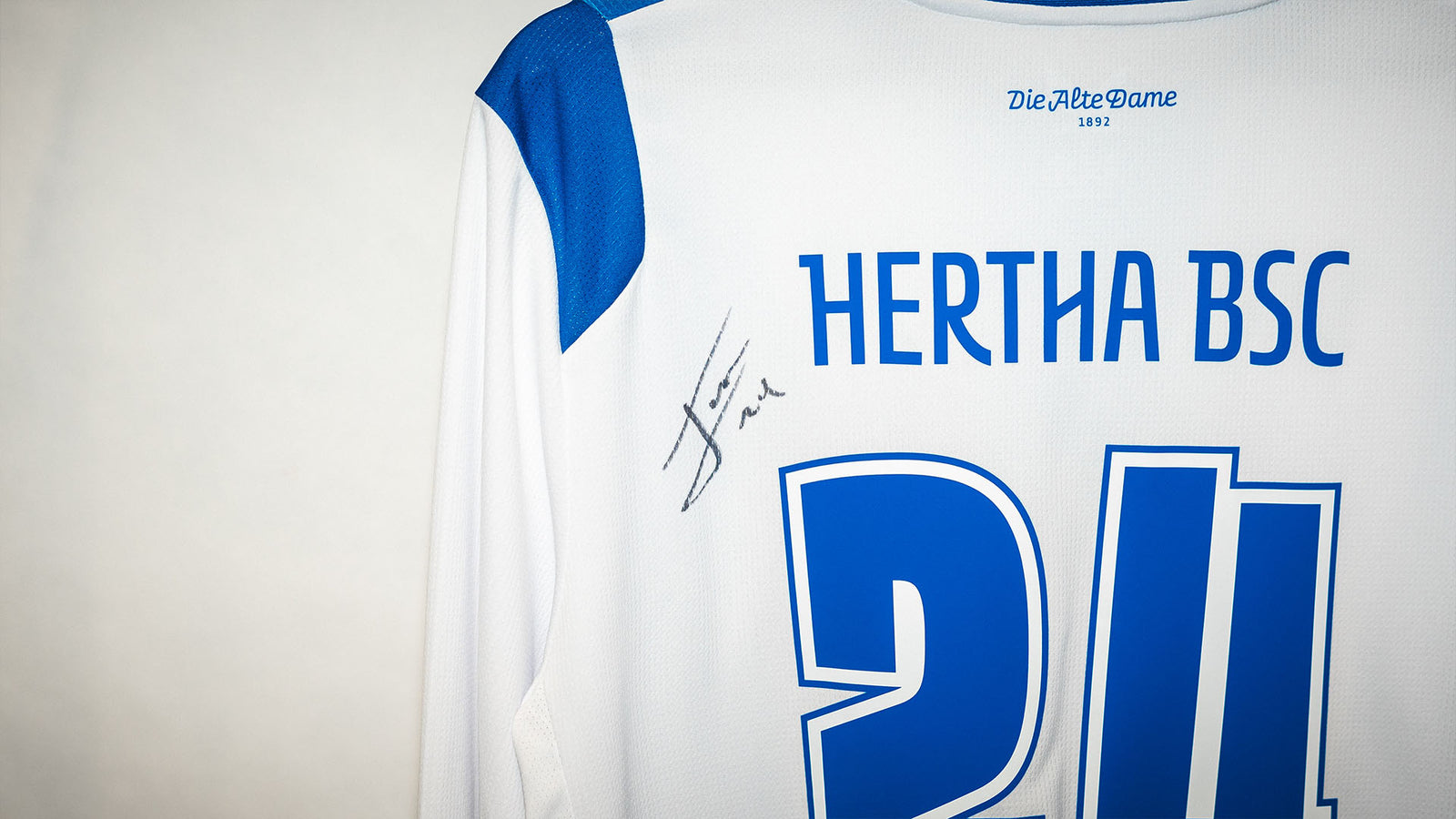 Hertha getragenes langarm Heimtrikot Jon Dagur Thorsteinsson #24 Rückenansicht Detail