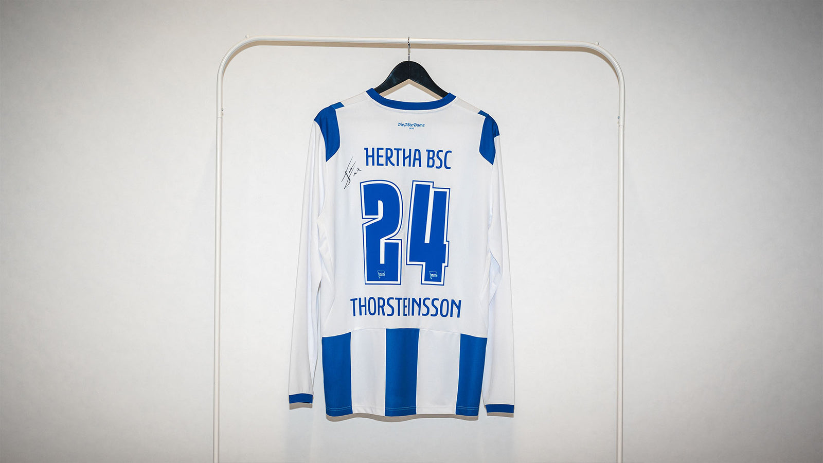 Hertha getragenes langarm Heimtrikot Jon Dagur Thorsteinsson #24 Rückenansicht 