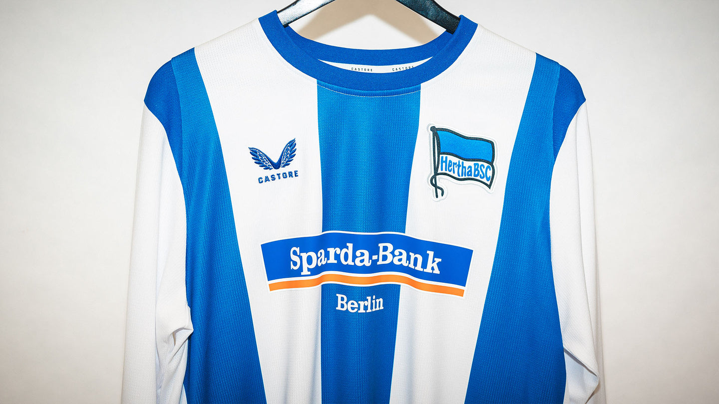 Hertha getragenes langarm Heimtrikot Jon Dagur Thorsteinsson #24 Frontansicht Detail