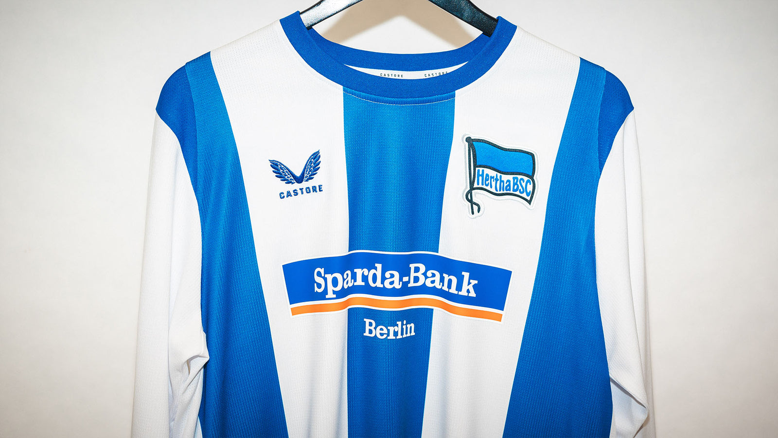Hertha getragenes langarm Heimtrikot Jon Dagur Thorsteinsson #24 Frontansicht Detail