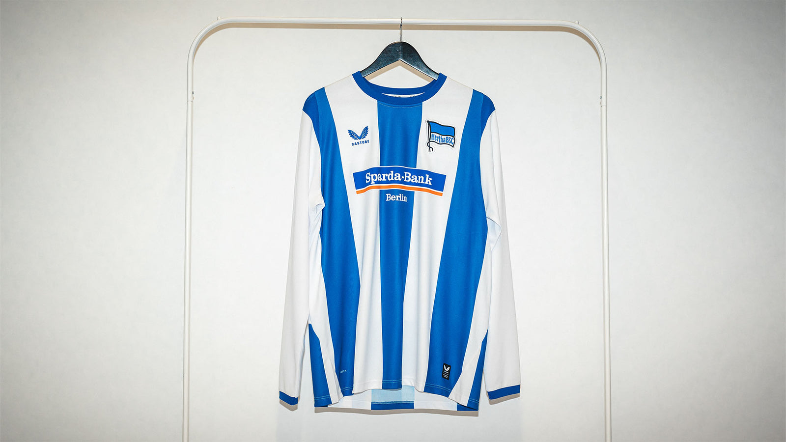 Hertha getragenes langarm Heimtrikot Jon Dagur Thorsteinsson #24 Frontansicht