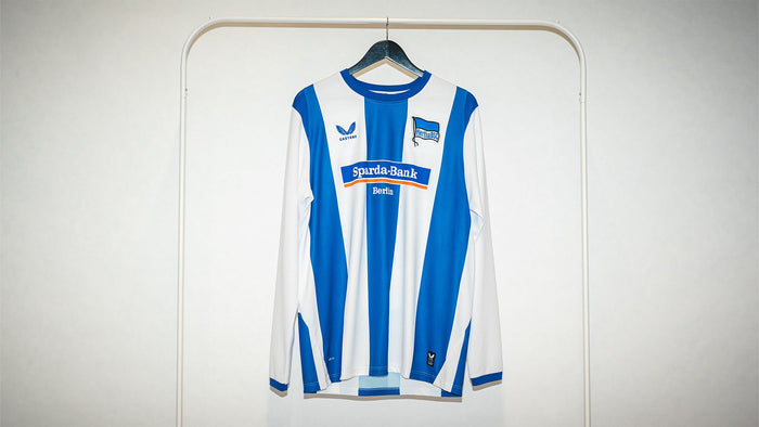 Hertha getragenes langarm Heimtrikot Jon Dagur Thorsteinsson #24 Frontansicht