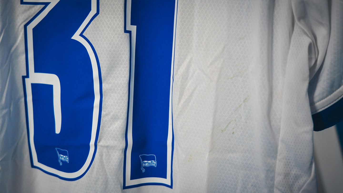Hertha Matchworn Heimtrikot Márton Dárdai 31 #BSCFCH Detail Rückseite Benutzung Zahl