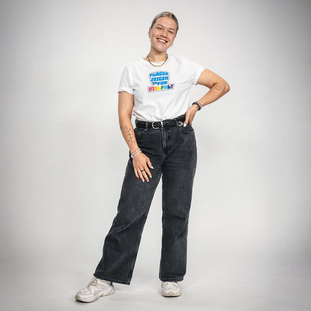 Hertha T-Shirt Flagge zeigen für Vielfalt Damen Modelfoto