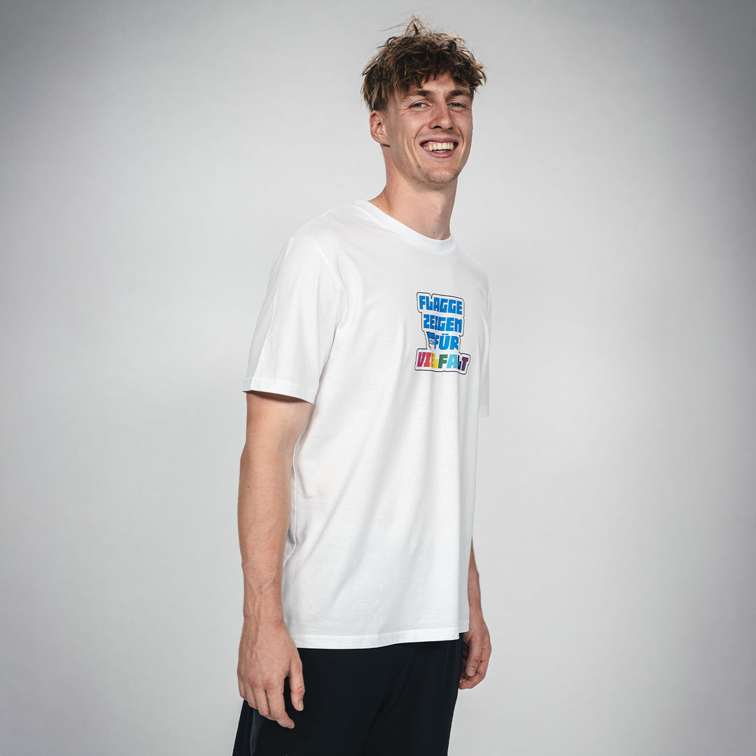 Hertha T-Shirt Flagge zeigen für Vielfalt Seitenansicht