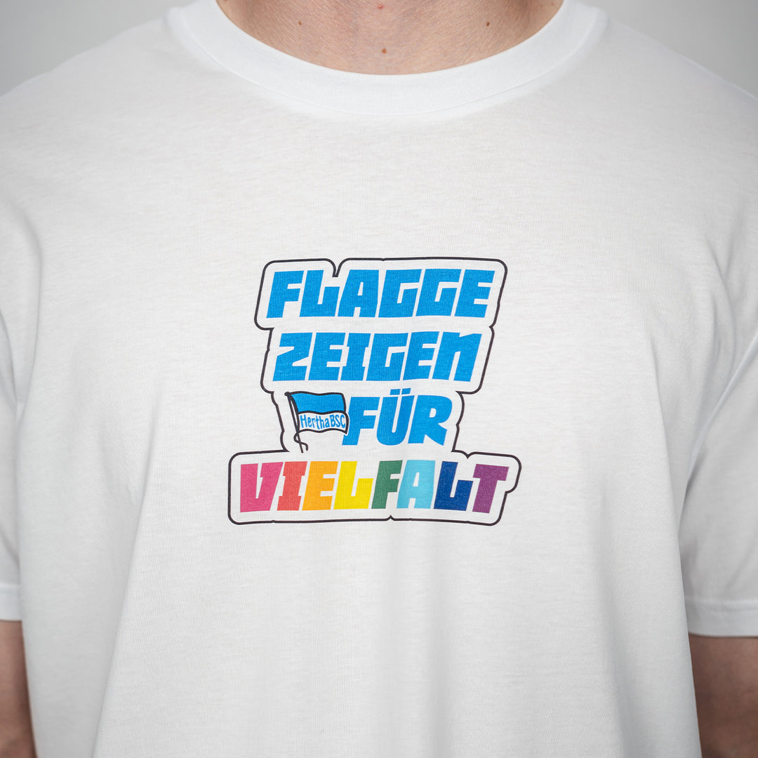 Hertha T-Shirt Flagge zeigen für Vielfalt Detail Vorderansicht