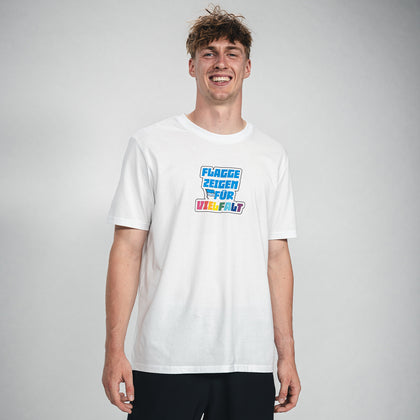 Hertha T-Shirt Flagge zeigen für Vielfalt Modelfoto