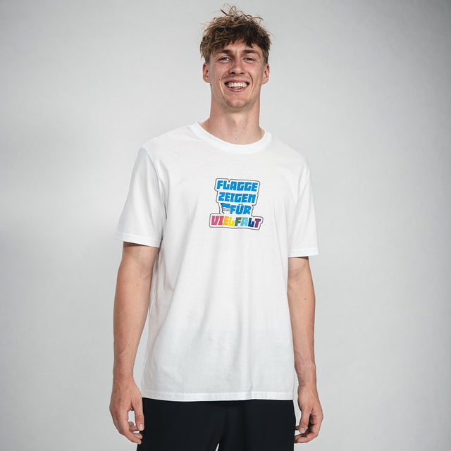 Hertha T-Shirt Flagge zeigen für Vielfalt Modelfoto