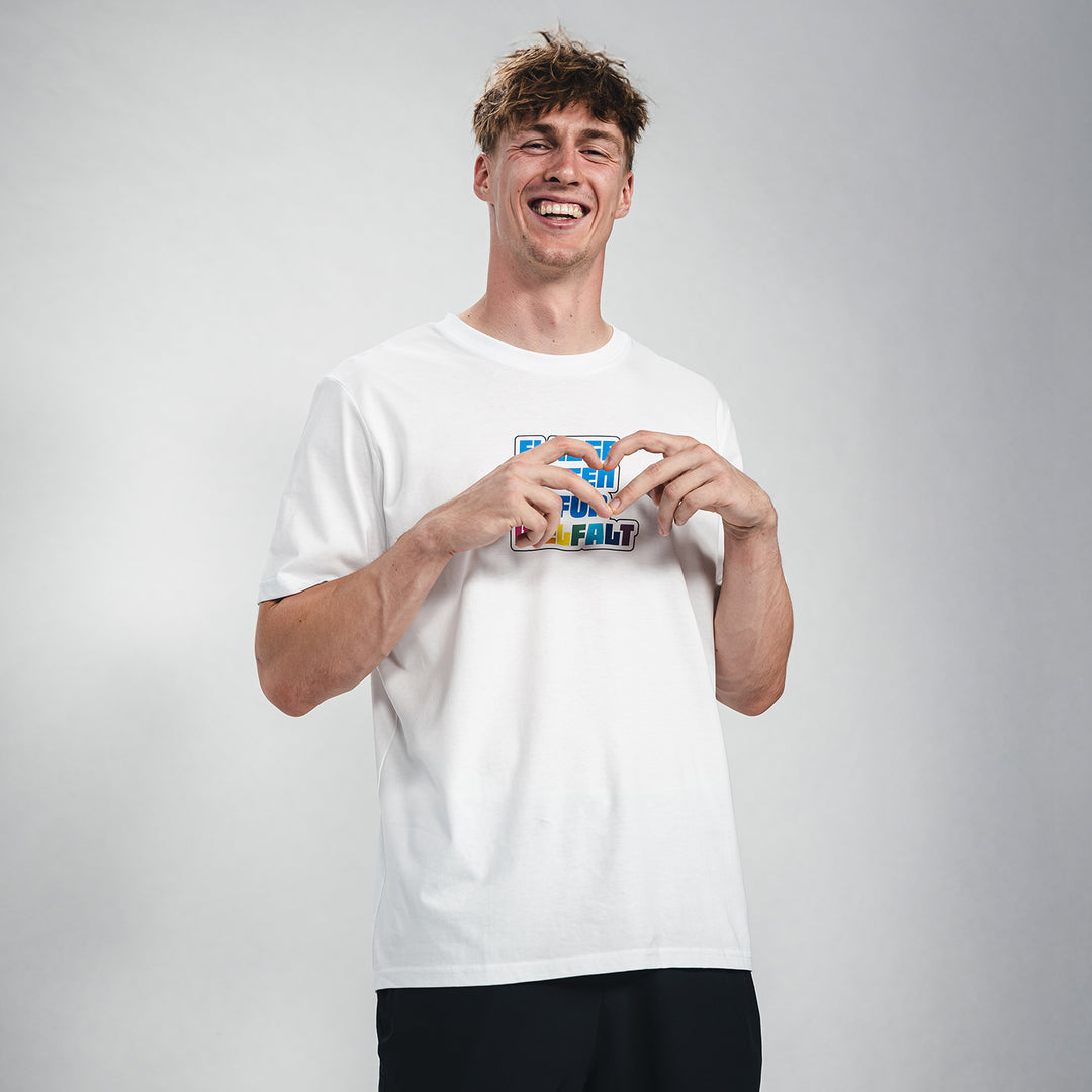 Hertha T-Shirt Flagge zeigen für Vielfalt Modelfoto vorne
