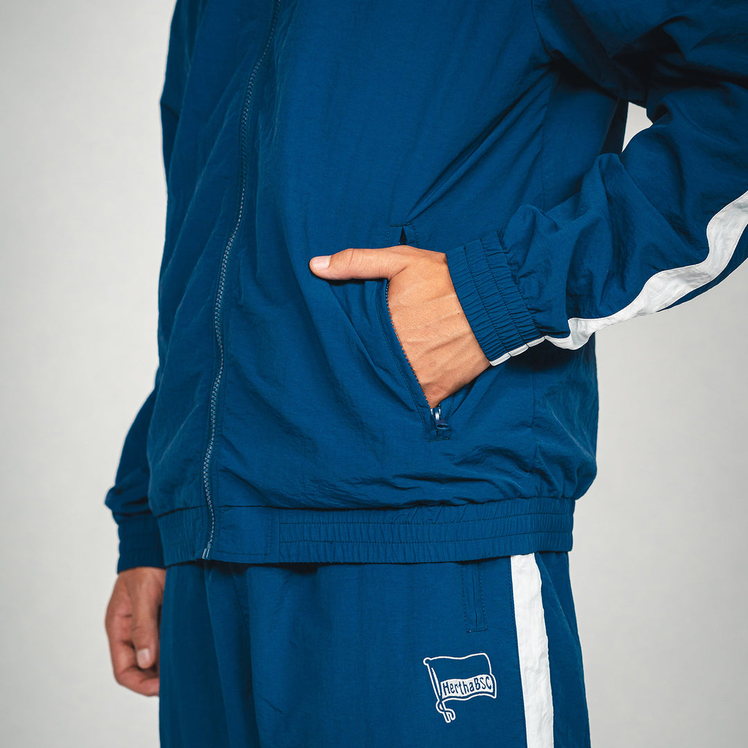 Hertha Jacke Nylon Trainingsanzug Hand in Jackentasche