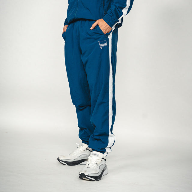 Hertha Nylon Hose Seitenansicht mit Hände in Hosentaschen