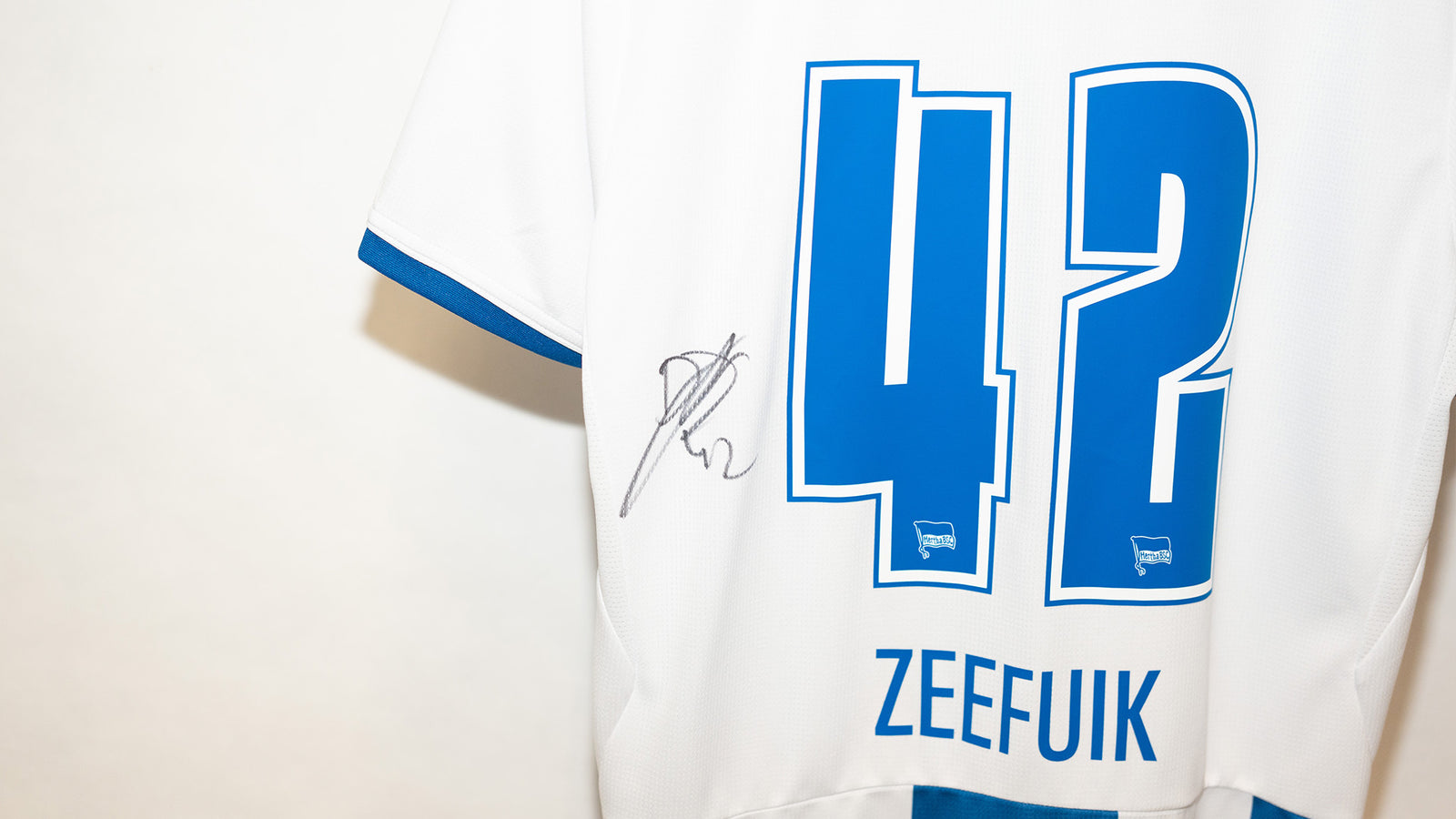 Hertha getragenes langarm Heimtrikot Janne Berner #34 Rückenansicht Detail 